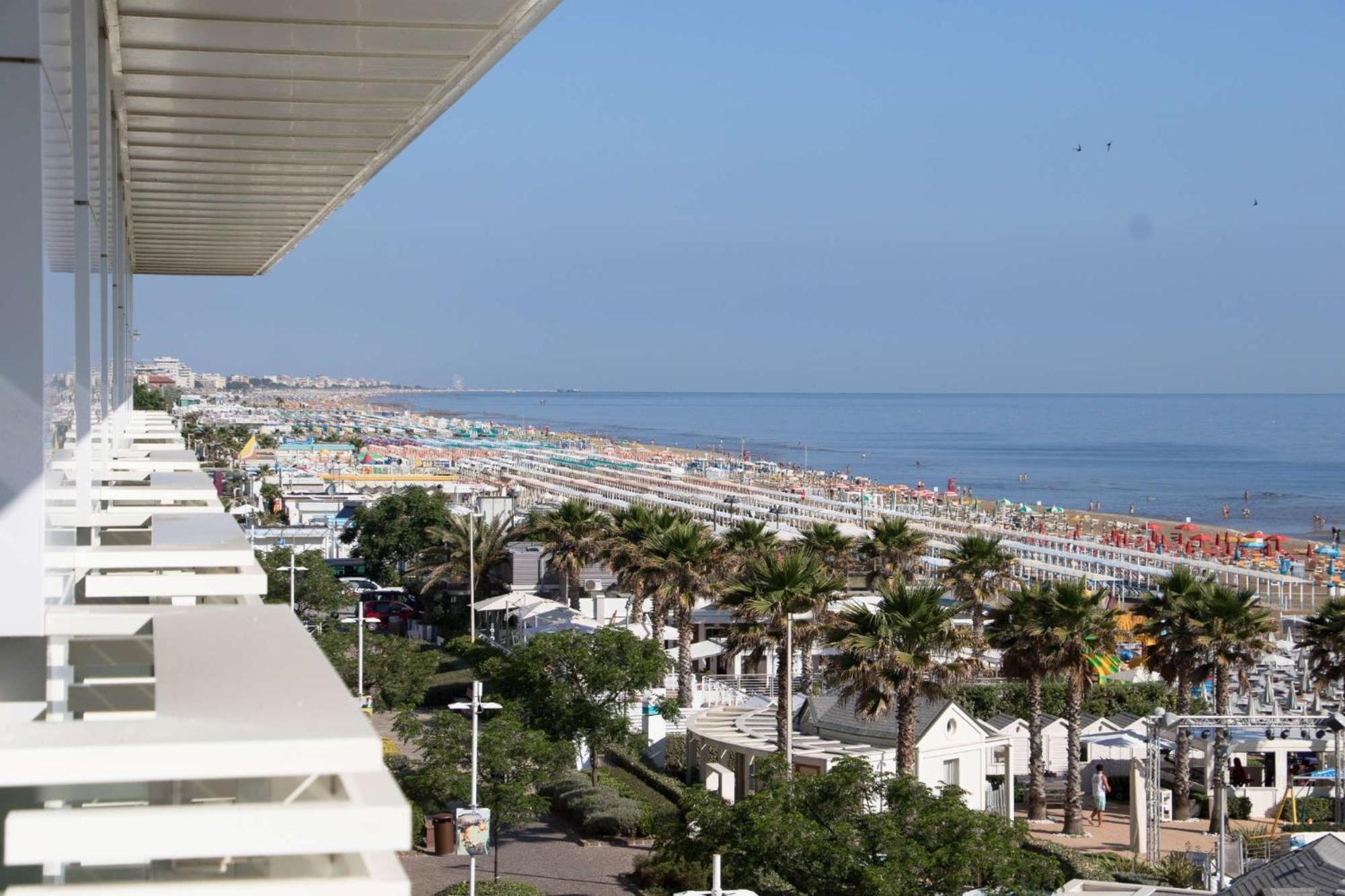 Club Hotel Riccione Exterior foto